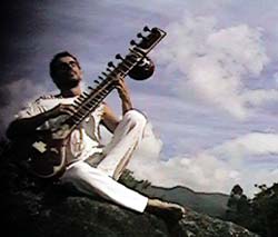 Kal Venturi tocando sitar